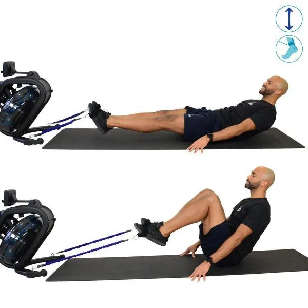 Richtige Ausführung der Übung Sitting Crunch mit Widerstandsband und Rudergerät