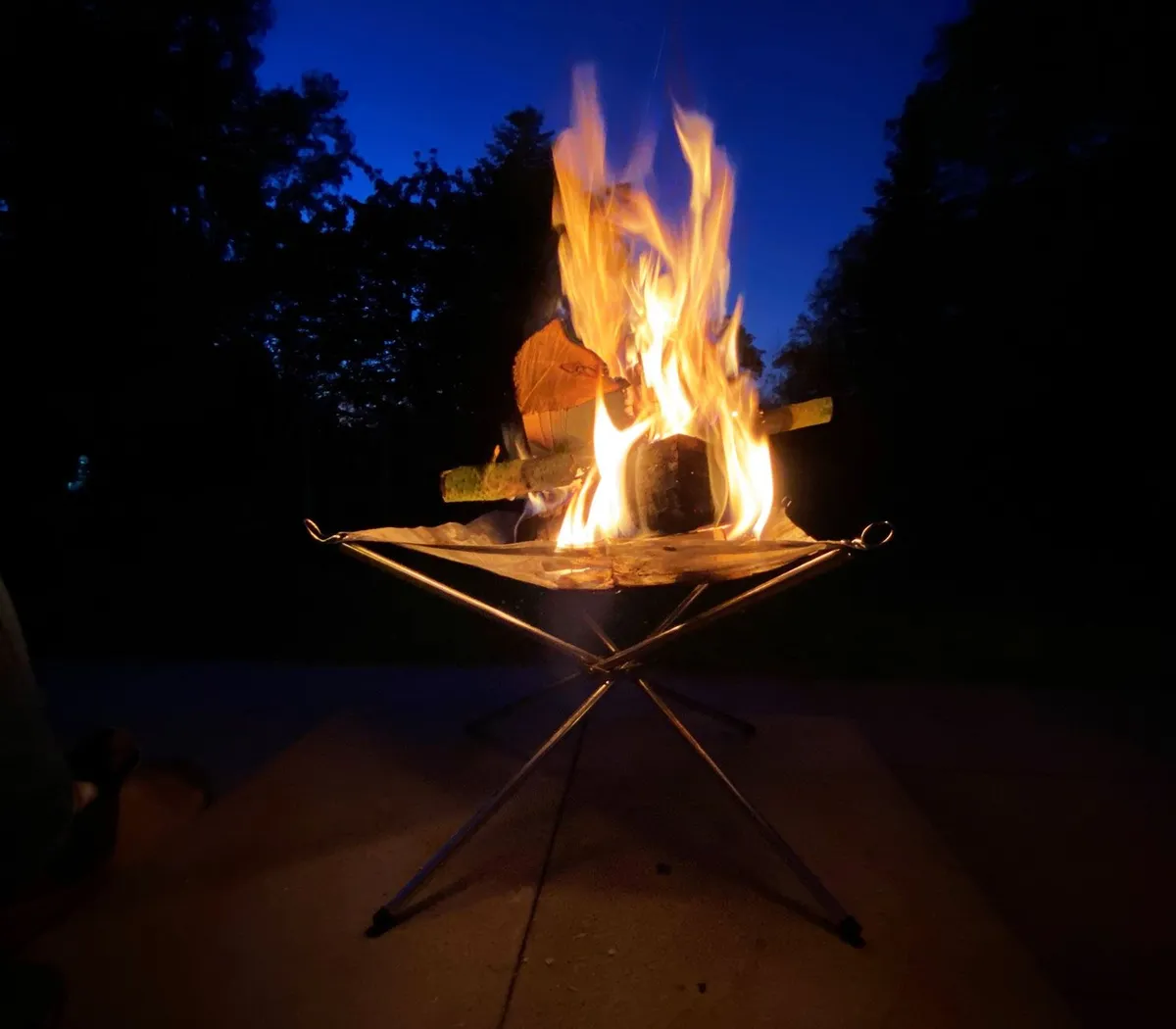 Faltbare Feuerschale Hossa bei Nacht
