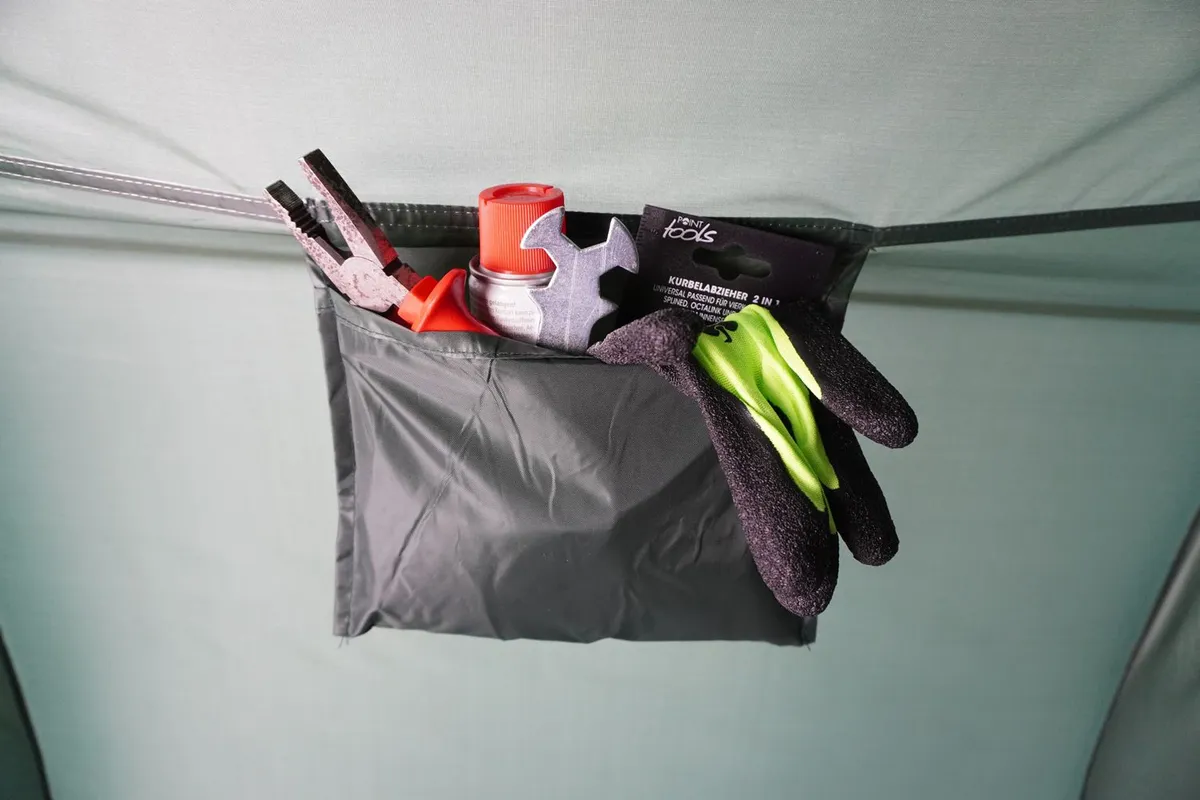 Storage Tent Nahaufnahme von Innentasche mit Werkzeug und Handschuhen