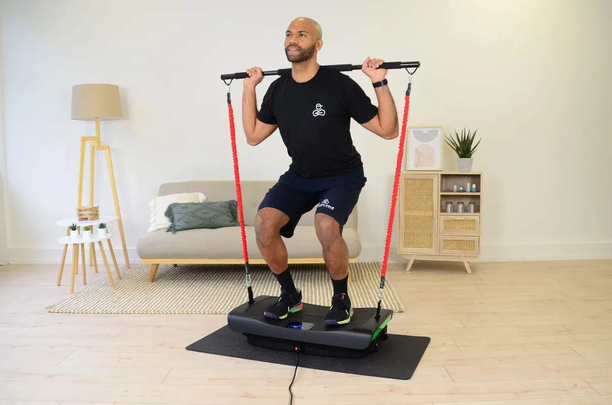 Trainingsübung auf der Vibrationsplatte mit den Multi-Widerstandsbändern