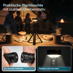 Tischleuchte mit stabilem Dreibeinstativ auf einem Tisch, umgeben von Snacks, Bechern und einem Spielbrett. Im Hintergrund sind Personen und ein Zelt zu sehen.