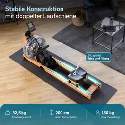 Rudergerät mit doppelter Laufschiene, Holzrahmen und Wasserbehälter. Auf einem Teppich, daneben ein Couchtisch.