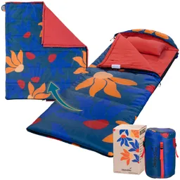 Schlafsack in buntem Blumenmuster, teilweise geöffnet, mit einem roten Innenfutter und einem Kopfkissen. Daneben eine Verpackung.