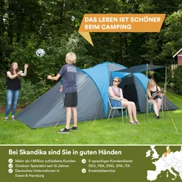 Zwei Personen stehen vor einem großen Zelt und spielen mit einem Ball, während eine sitzende Person ein Buch liest und eine weitere auf einem Stuhl sitzt. Umgeben von Bäumen.