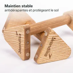 Holzgerät mit dreieckigen Enden und einem Holzgriff, beschichtet mit rutschfesten Elementen. Markenname sichtbar.