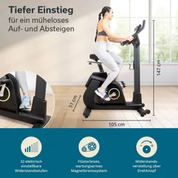 Ein Fitnessgerät, ein Ergometer, wird von einer Person genutzt. Der niedrige Einstieg ist klar erkennbar. Maßangaben sind in Zentimetern angegeben. Der Hintergrund zeigt einen hellen Raum mit Fenstern. Icons informieren über Funktionen des Geräts.
