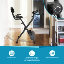 Faltbare Trainingsmaschine mit einem Sitz und einem LCD-Bildschirm. Im Hintergrund ein heller Raum mit Holzfußboden und Küche.