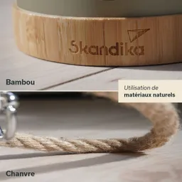 Holzunterlage aus Bambus mit eingraviertem Logo, daneben ein Sisal-Seil auf einem hellen Holzbelag.
