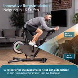 Ein Fitnessgerät mit Neigungsfunktion steht in einem modernen Raum. Eine Person trainiert darauf.