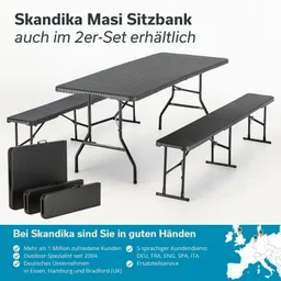Schwarze, klappbare Sitzbank und Tisch mit rutschfester Oberfläche stehen auf weißem Hintergrund. Im Vordergrund liegen zwei zusammengeklappte Sitzbänke.