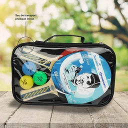 Eine transparente Tragetasche mit zwei Paddeln, vier bunten Bällen und einem runden Spielgerät darin.