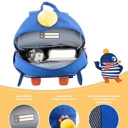 Blauer Rucksack mit gelbem Pompon und einem Hauptfach. Enthält ein Namensschild und eine Wasserflasche. Rechts ein buntes Maskottchen.