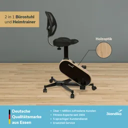 Bürostuhl mit integriertem Heimtrainer, schwarze Sitzfläche, Netzrückenlehne, Holzoptik. Hintergrund in neutralem Farbton.