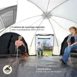 Innensicht eines großen Zeltes mit drei Schlafkabinen. Zwei Personen sitzen, eine mit Rollstuhl, im Zelt. Ein Ball liegt auf dem Boden.