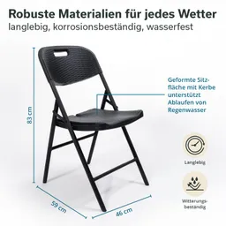 Ein schwarzer Klappstuhl mit geformter Sitzfläche und Kerbe, um Regenwasser ablaufen zu lassen. Maße: 83 cm hoch, 59 cm breit, 46 cm tief.
