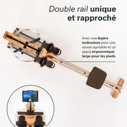 Wasser-Rudergerät mit zwei Schienen, Holzrahmen, Sitzpolster und Fußstützen. Display für Smartphone.