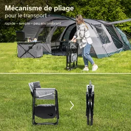Faltstuhl in einem grünen Garten. Eine Person hält den zusammengeklappten Stuhl. Im Hintergrund ein Zelt und ein Tisch mit Ausrüstung.