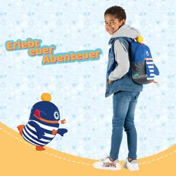 Kind mit lächelndem Gesicht und Rucksack steht seitlich. Hintergrund mit geometrischen Mustern und Text.