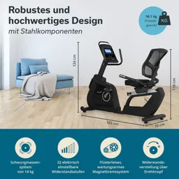 Sitzfahrrad mit zentralem Display und gepolsterter Rückenlehne, neben einem blauen Sofa mit einer Decke auf einem Holzfußboden.