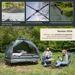 Zelt in der Natur mit geöffnetem Eingang. Zwei Personen sitzen auf Stühlen neben einem Tisch mit Snacks und Getränken.