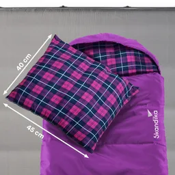 Schlafsack in lila mit aufgenähtem Logo und kariertem Kissen in Pink und Blau. Maße: Kissen 40 cm x 45 cm.