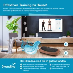 Wohnzimmer mit einem Fernseher, auf dem zwei Personen mit Fitnessgeräten zu sehen sind. Ein Sessel und Pflanzen sind im Raum.