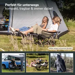 Zwei Personen sitzen entspannt in Faltstühlen vor einem Zelt auf einer Wiese. Im Hintergrund ist ein Wohnmobil und weitere Menschen in Faltstühlen zu sehen.