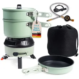 Izquierda de la imagen: ein tragbarer Campingkocher in mintgrüner Farbe mit einem oberen und einem unteren Topf, an dem ein Etikett hängt. Rechts: eine schwarze Tragetasche und eine Pfanne in Mintgrün.