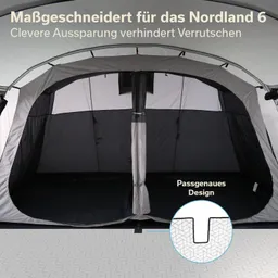 Zeltinneneinrichtung mit grauen und schwarzen Stoffen, Aufteilung in zwei Bereiche, eingekennzeichnete Aussparung und Bodenstruktur sichtbar.