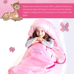Ein Kind sitzt in einem pinkfarbenen Schlafsack mit dem Schriftzug „Prinzessin Lillifee“. Neben dem Kind sind Schmetterlinge und ein Rehkitz abgebildet.