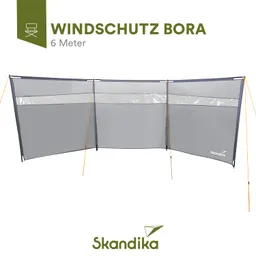Windschutz in Grau mit transparenten Einsätzen und gelben Abspannleinen, ausgelegt für einen Bereich von 6 Metern.