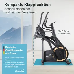 Fitnessgerät mit kompakter Klappfunktion vor einem großen Fenster mit Bergblick. Textinformationen zur Marke und Nutzung.