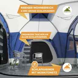 Zeltinnenraum mit großem Wohnbereich und drei Schlafkabinen, ausgestattet mit Organizer-Taschen und einem Moskitonetz.