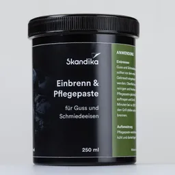 Schwarzer Behälter mit Deckel und Aufschrift „Skandika Einbrenn & Pflegepaste für Guss und Schmiedeisen“, 250 ml.