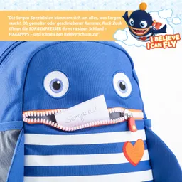 Ein blauer Rucksack mit einem fröhlichen Fisch-Motiv. In einer Öffnung steckt ein Notizblatt mit der Aufschrift „Sorgen“.