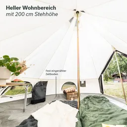 Heller Innenraum eines Zeltes mit 200 cm Stehhöhe. Ausgestattet mit einem Tisch, Pflanzen, Schlafsäcken und einem festen Zeltboden.