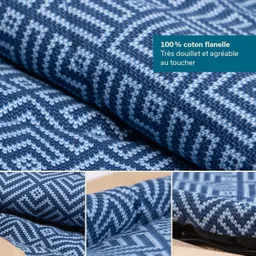 Blaues, gemustertes Flanellmaterial aus 100 % Baumwolle mit Zickzack-Design und weicher Textur.