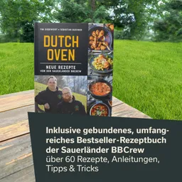 Ein Kochbuch mit dem Titel "DUTCH OVEN" steht auf einem Holztisch. Es zeigt Rezepte und Bilder von Gerichten sowie Informationen über den Inhalt. Im Hintergrund sind eine grüne Wiese und Bäume sichtbar.