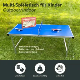 Blauer Multi-Spieltisch für Kinder im Freien, mit Schlägern, Bällen, Netz und einer Spielesammlung vor grünem Rasen.