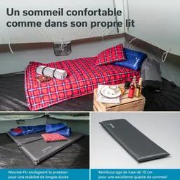 Liegematte mit kariertem Bezug, Kopfkissen und Decken in einem Zelt. Im Hintergrund sind Schlafsäcke und eine Matte zu sehen.
