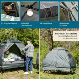 Zelt mit organisierbaren Taschen, einer Lampe und Fenster mit Moskitonetz, umgeben von Bäumen und Gras. Zwei Personen sind sichtbar.