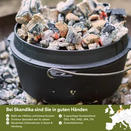 Schwarzer Topf mit glühenden Kohlen, platziert auf einem Grill. Darüber Textinformationen zu einem Unternehmen.