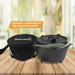 Schwarze Tragetasche mit Logo und ein dutch oven aus Gusseisen auf einem Holzuntergrund. Text: „SEPARATE TRAGETASCHE FÜR DEN DUTCH OVEN“.
