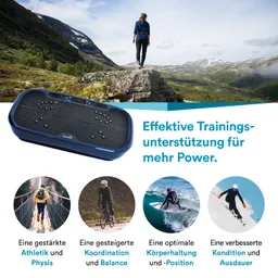 Ein Trainingsgerät in Blau steht im Vordergrund. Im Hintergrund ist eine Person auf einem Felsen zu sehen, umgeben von Bergen und weitem Himmel. Text beschreibt die Vorteile des Geräts.