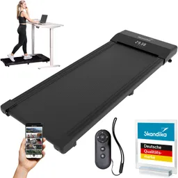 Laufband in schwarz, daneben eine Person am Stehpult mit Laptop. Links ein Smartphone und eine Fernbedienung.