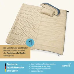Beige Decke mit Reißverschluss und einem Kopfkissen, auf hellem Hintergrund. Text und Symbole informieren über Eigenschaften.