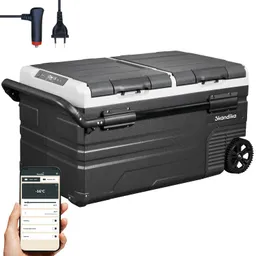 Kühlbox in Schwarz und Weiß, mit einem Bedienfeld oben. Ein Smartphone zeigt die Temperaturregelung. Dazu Kabelstecker und Adapter.