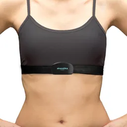 Sport-BH in Schwarz mit einem Sensor auf der Vorderseite, der mit "skandika" beschriftet ist.