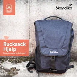 Dunkelblauer Rucksack auf einer grauen Wand. Text mit Produktnamen und Markenzeichen.
