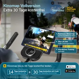 Tablet auf einem Fitnessgerät zeigt ein Trainingsvideo mit Radfahrern auf einer Straße, Texte zu Angeboten und Funktionen.